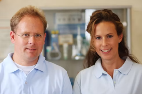 Dr. Oliver Lessner und Dr. Diana Weiner in ihrer Zahnarztpraxis in Niederweimar